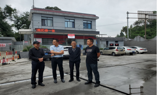 集團(tuán)公司黨軍副總一行到陳塘關(guān)加油站視察安全生產(chǎn)工作(圖1) 集團(tuán)公司黨軍副總一行到陳塘關(guān)加油站視察安全生產(chǎn)工作(圖1)